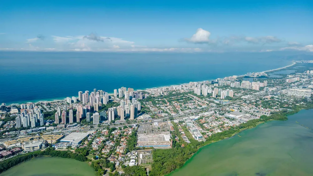 Vista aérea da Barra da Tijuca com a Lagoa da Tijuca, a orla e a região do Green View Barra no início da Avenida das Américas