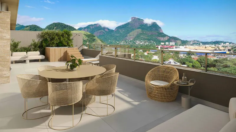 Terraço de cobertura do Green View Barra com mesa de jantar e vista para a Pedra da Gávea